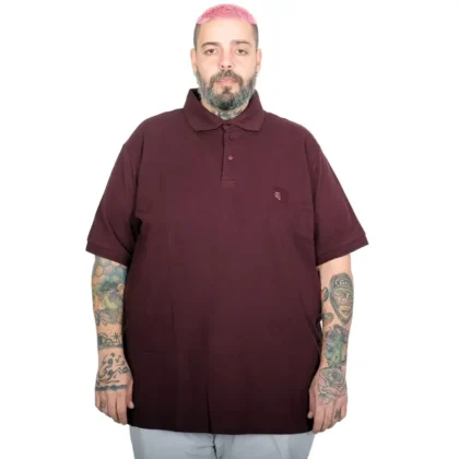 Bordo muška majica sa kragnom na modelu, opušten kroj, velike veličine 4XL–7XL