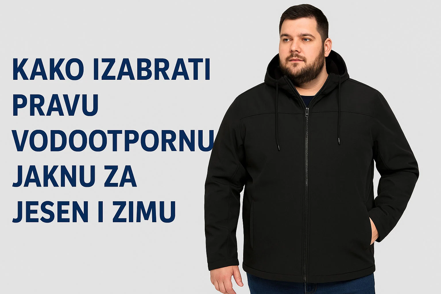 Plus size model nosi crnu vodootpornu jaknu ModeXL, stoji sa desne strane kadra i ostavlja prostor za tekst. Idealna jakna za jesen i zimu u veličinama 5XL–10XL, dostupna na iKupi.